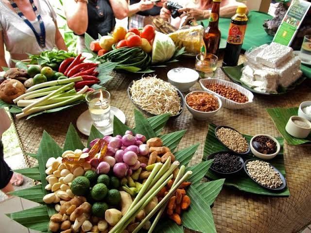 Balinese cooking class with fresh spices and tempeh, a food-contact activity to screen for allergies