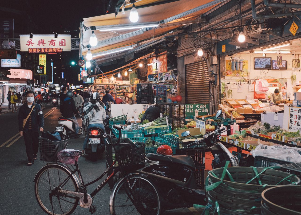 Taipei night market food stalls