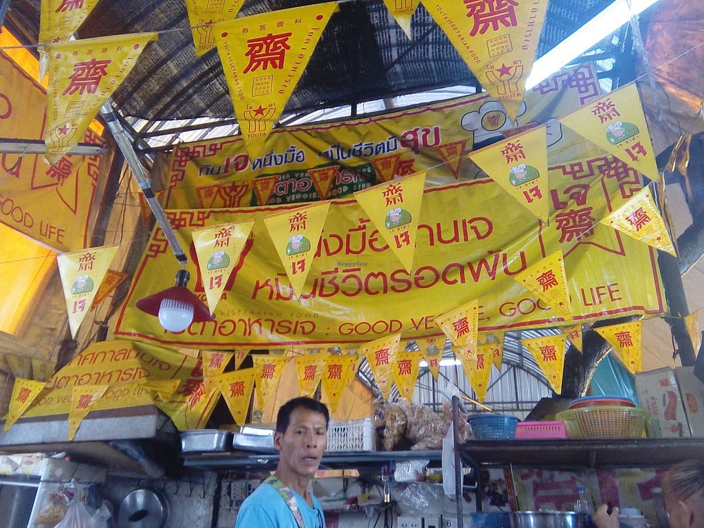 Yellow flag marking a Jay (Buddhist vegetarian) food stall in Thailand