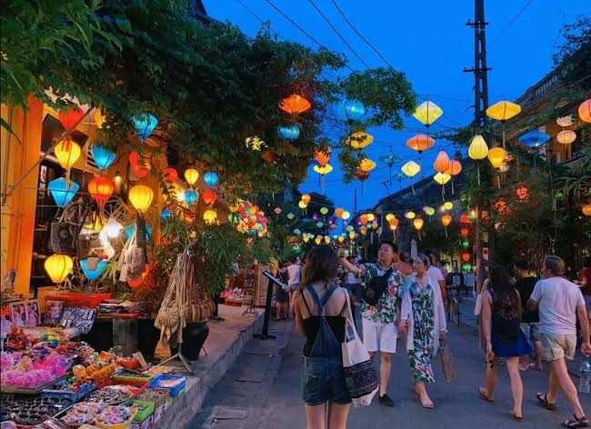 Hoi An ancient town food stalls at night, food tour options for allergy travelers in Vietnam