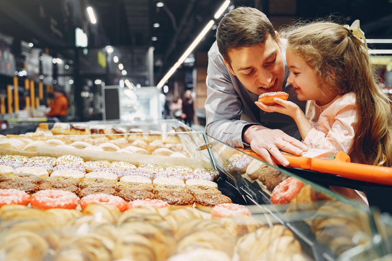 Family traveling together with kids: food allergy travel guide for families